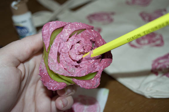using a pencil to seperate the celery pieces for a rose print