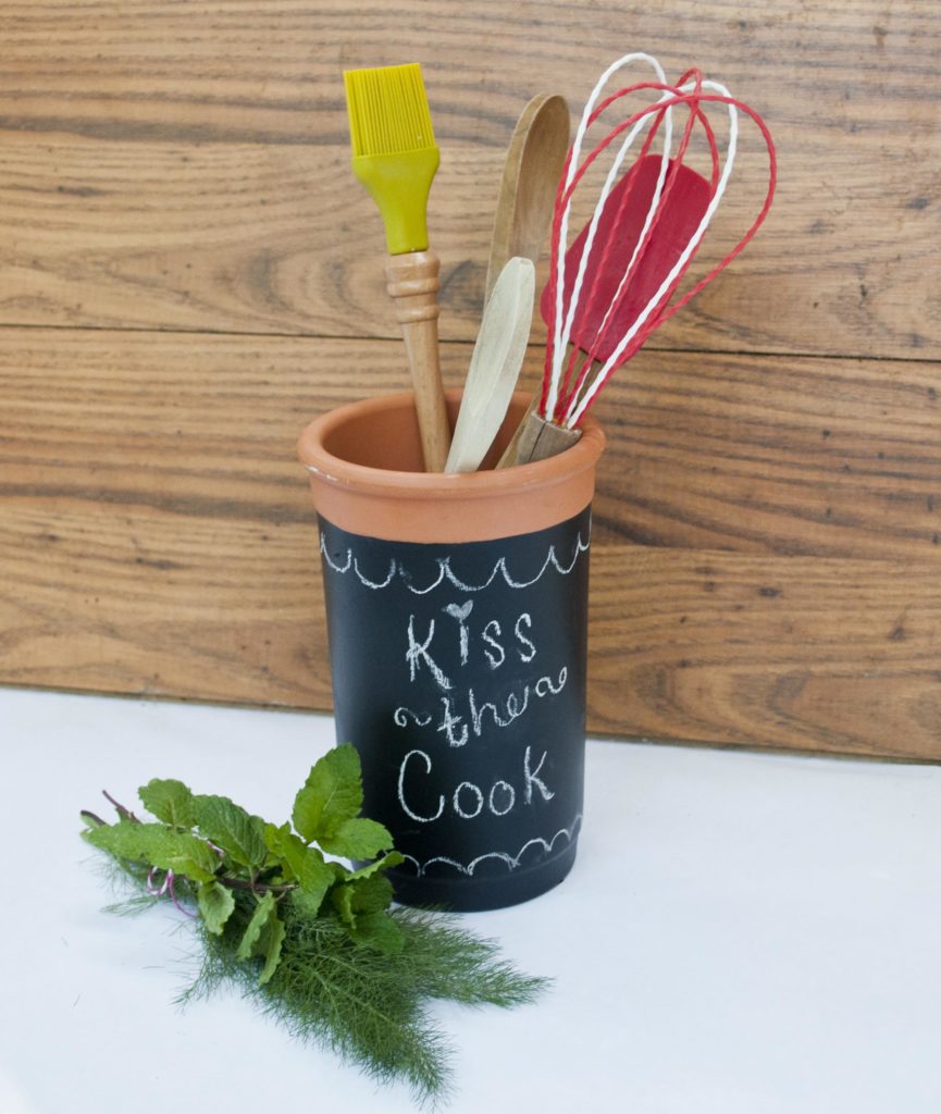 Chalkboard Utensil Crock - easy chalkboard craft for your kitchen!
