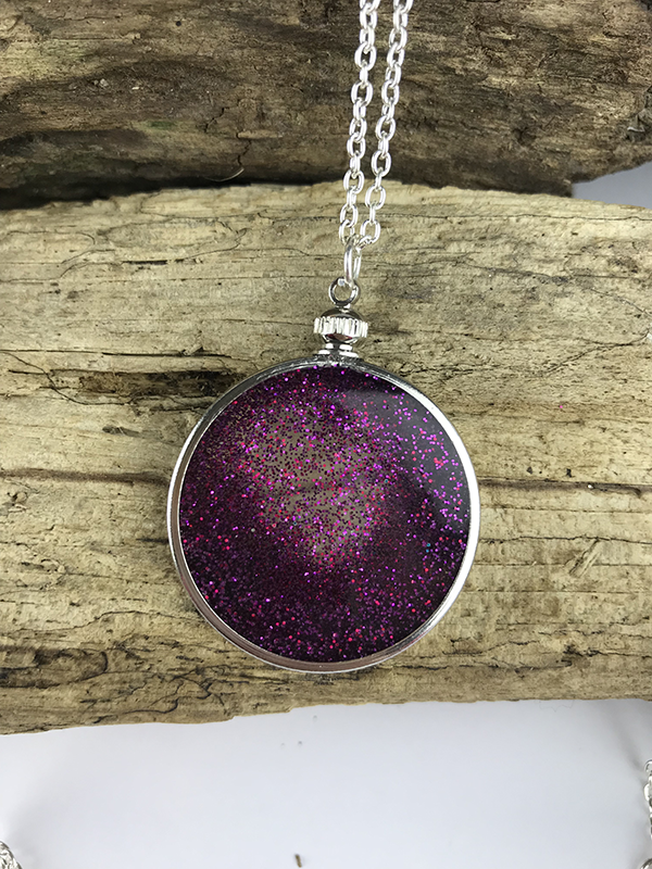 floating glitter pendant - made with resin - find out how to make it