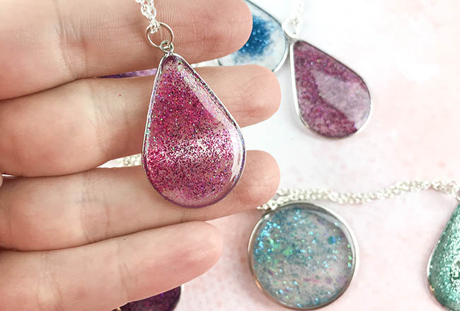 how to make a glitter pendant using resin