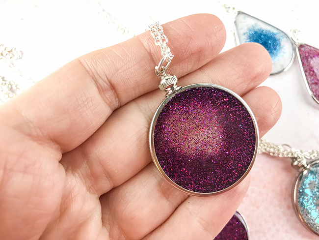 how to make a resin glitter necklace